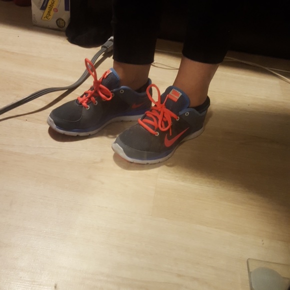 Nike training sneakers. Women's size 6.5. - Picture 4 of 6